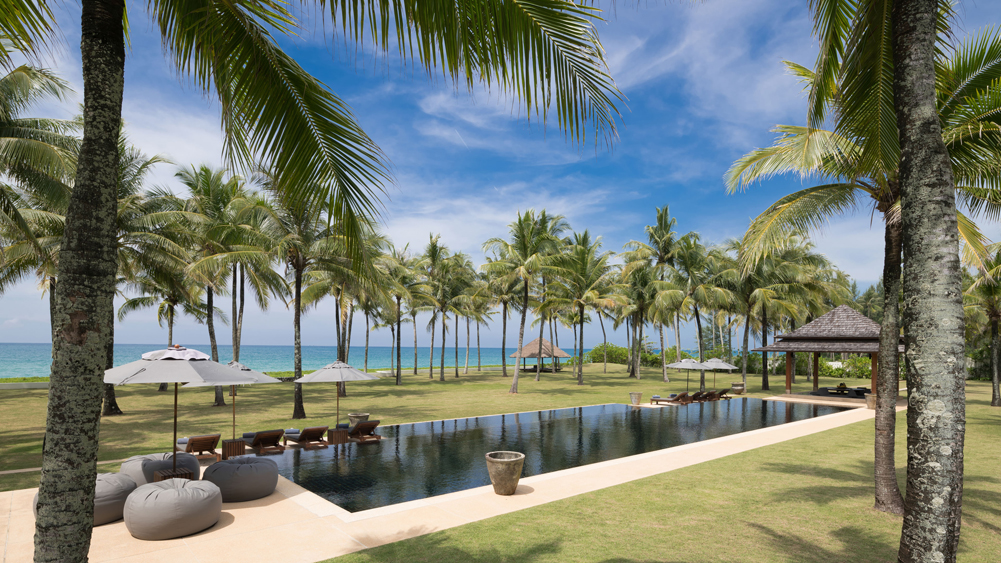 11Jivana Beach Villas - Natai Beach Phuket - Villa Ananda - Expansive pool and lawn overlooking the beach
